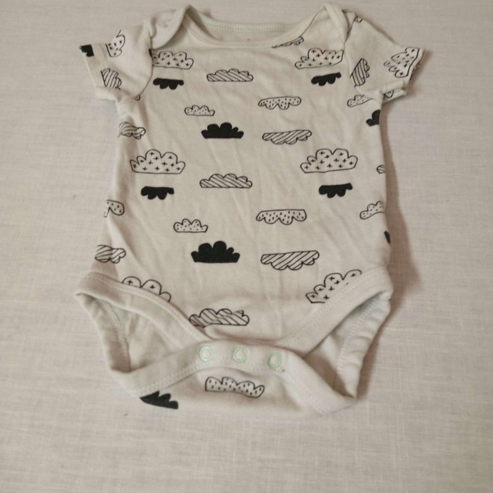 🌞 Cloud Island baby cotton onesie snap bottom. White blue clouds 0-3 mos